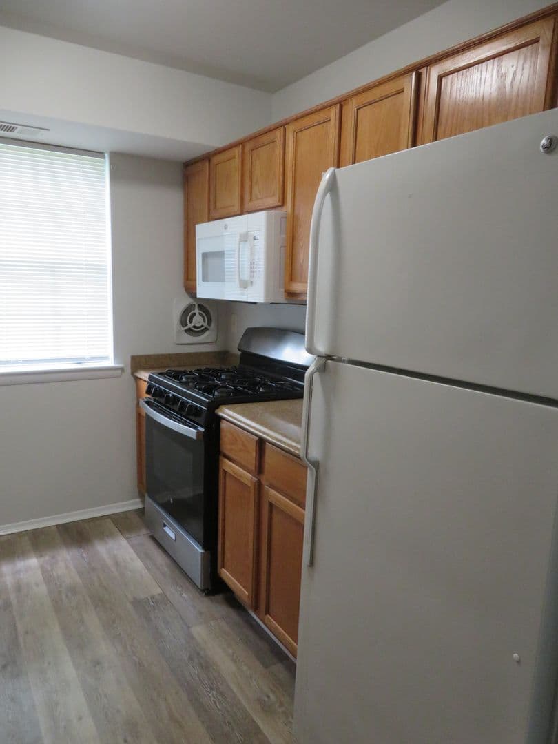 Colonial Heights Apartment: 1100 Lakeview Avenue