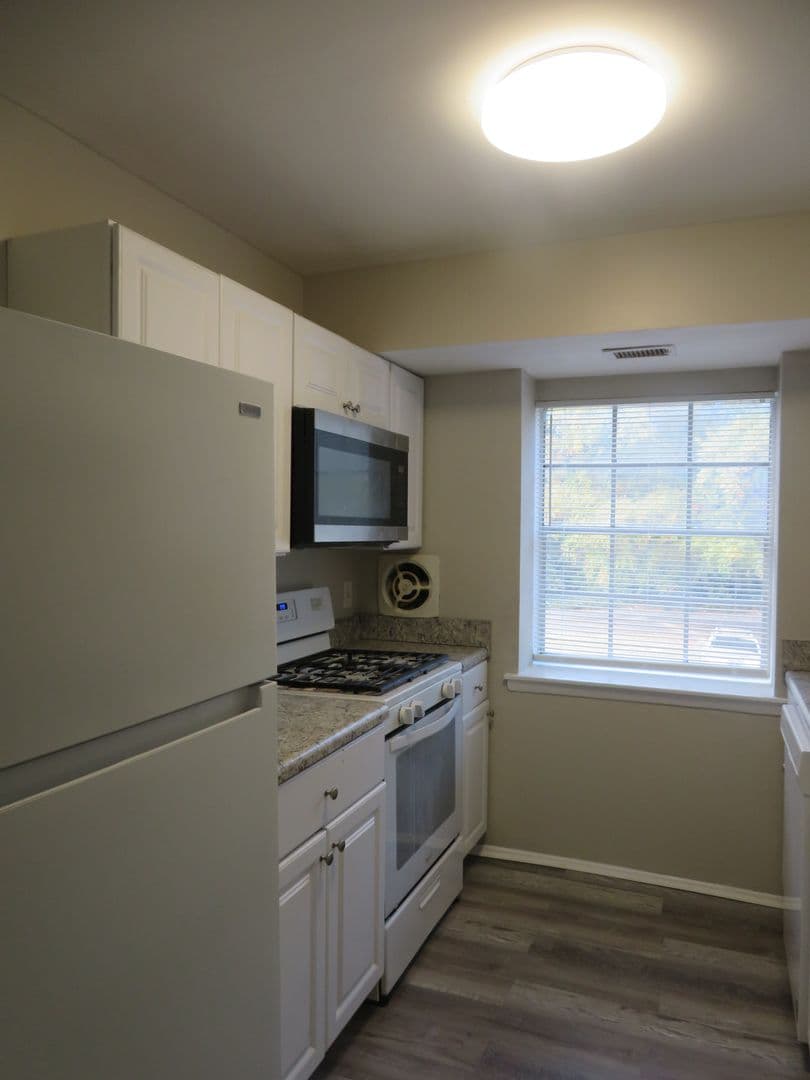 Colonial Heights Apartment: 1100 Lakeview Avenue