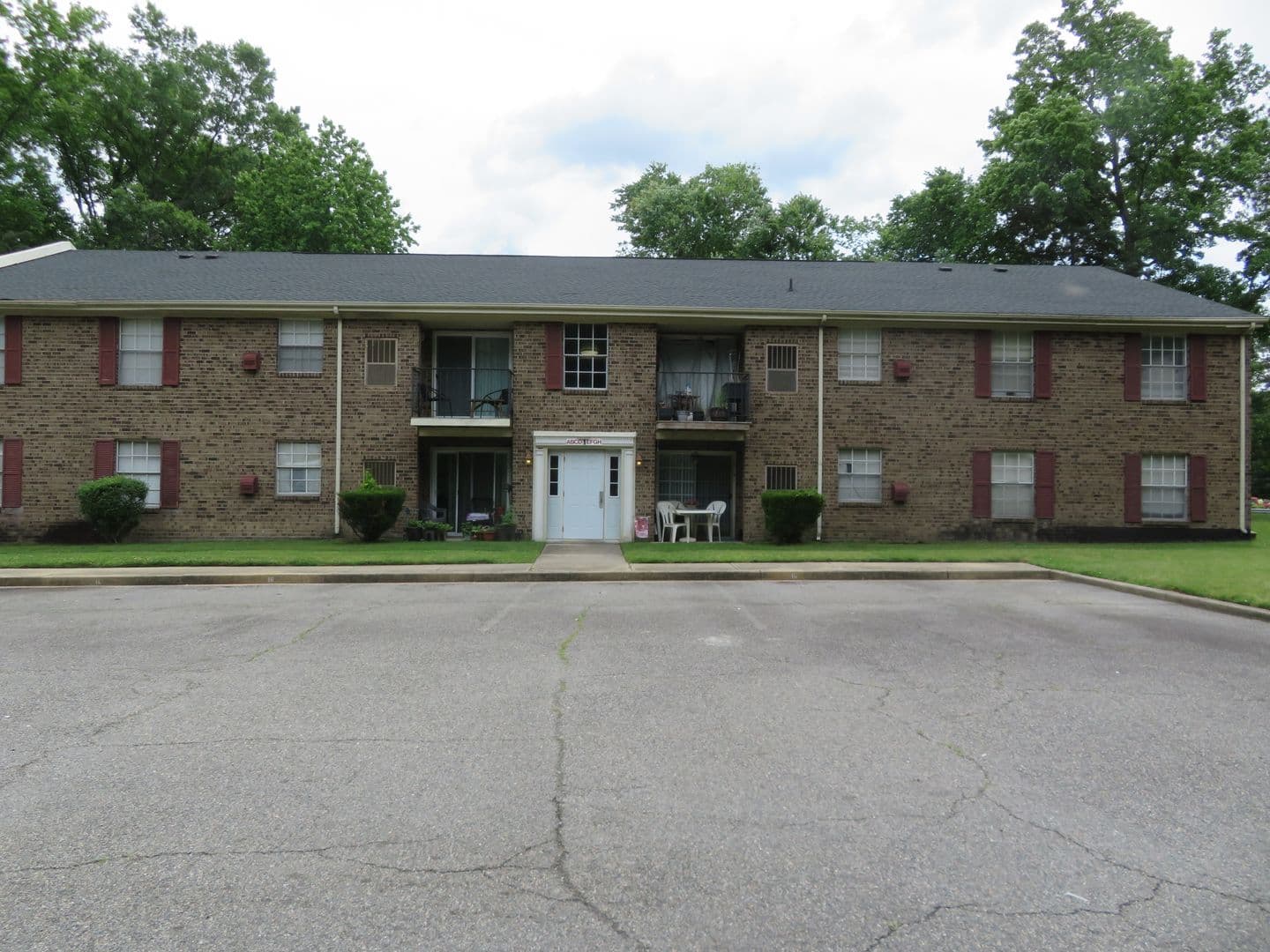Colonial Heights Apartment: 1100 Lakeview Avenue