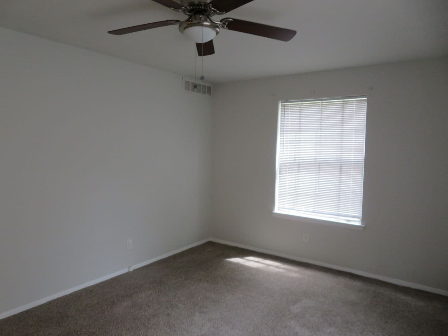 Colonial Heights Apartment: 1100 Lakeview Avenue