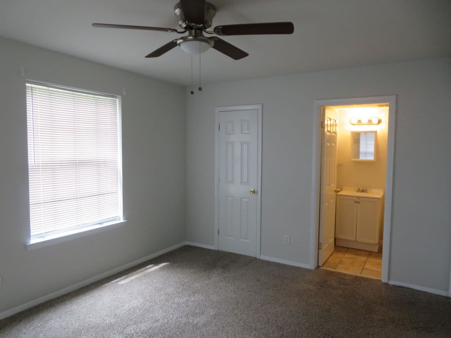 Colonial Heights Apartment: 1100 Lakeview Avenue