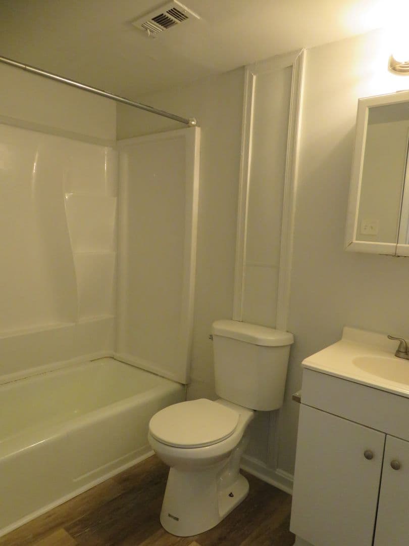 Colonial Heights Apartment: 1100 Lakeview Avenue