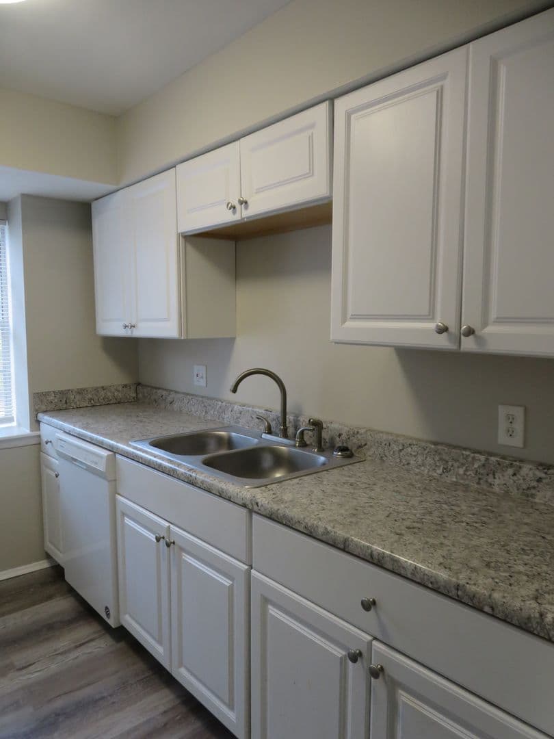 Colonial Heights Apartment: 1100 Lakeview Avenue