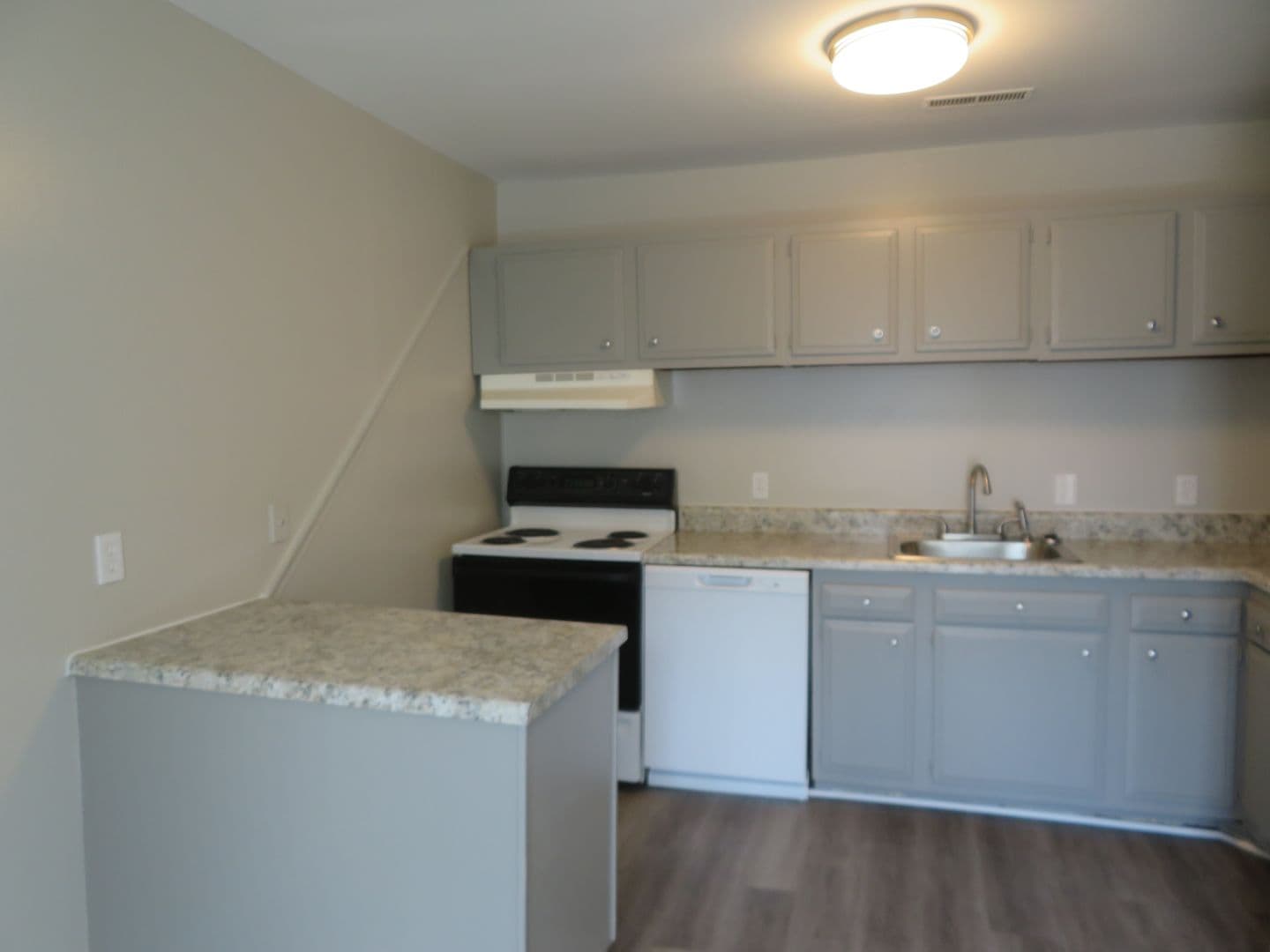 Petersburg Apartment: 2711 S. Crater Road