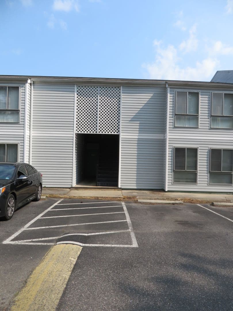 Petersburg Apartment: 2711 S. Crater Road