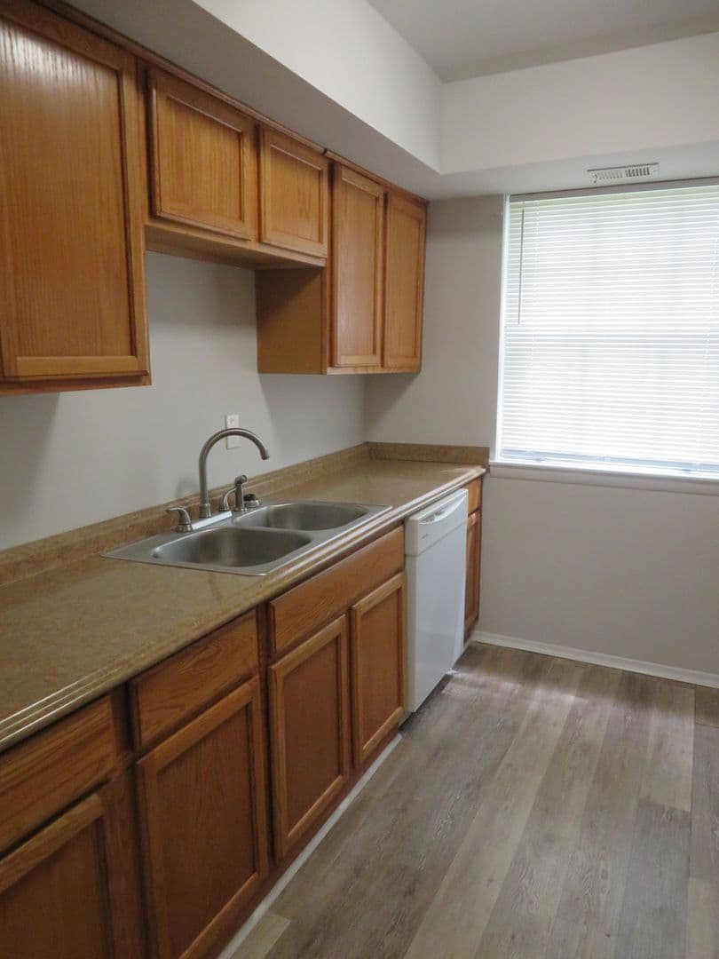 Colonial Heights Apartment: 1100 Lakeview Avenue
