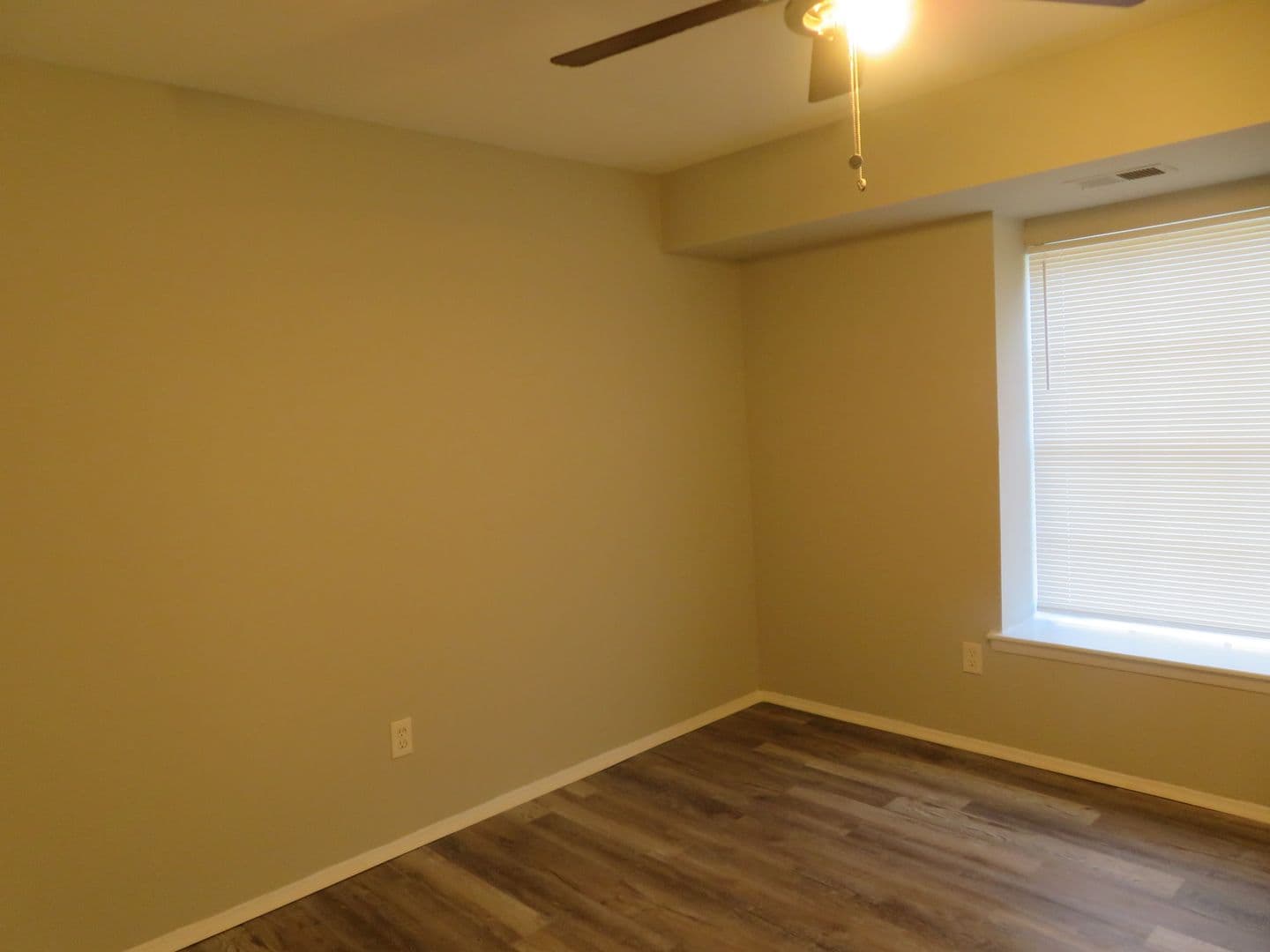 Colonial Heights Apartment: 1100 Lakeview Avenue
