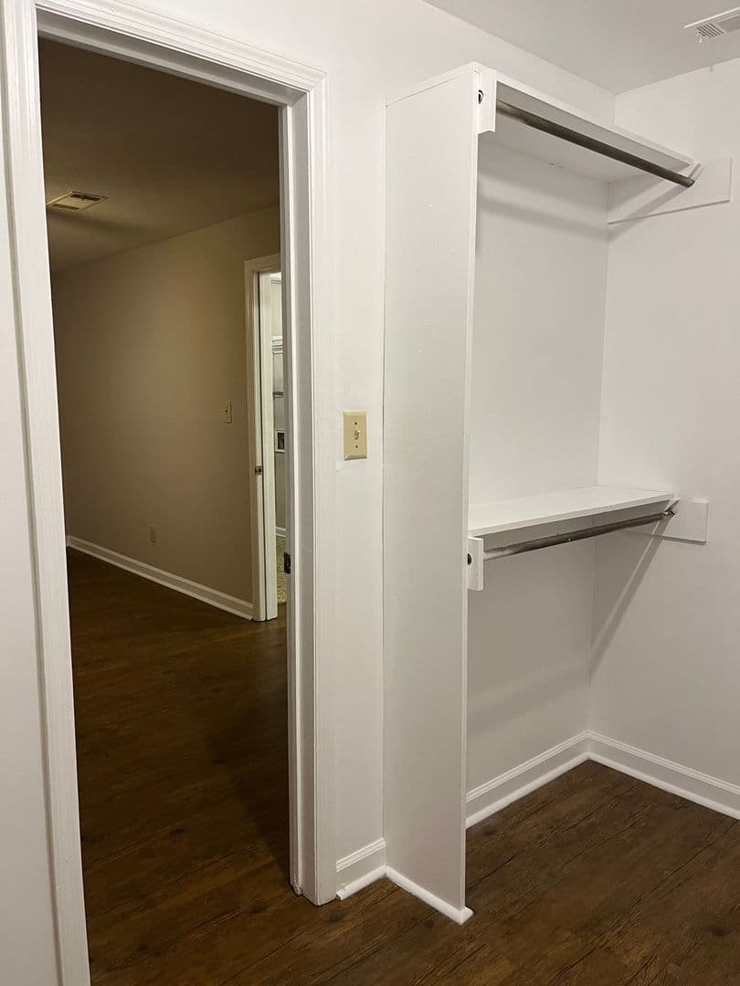 Oakwood Apartment: 4427 Oakwood Road