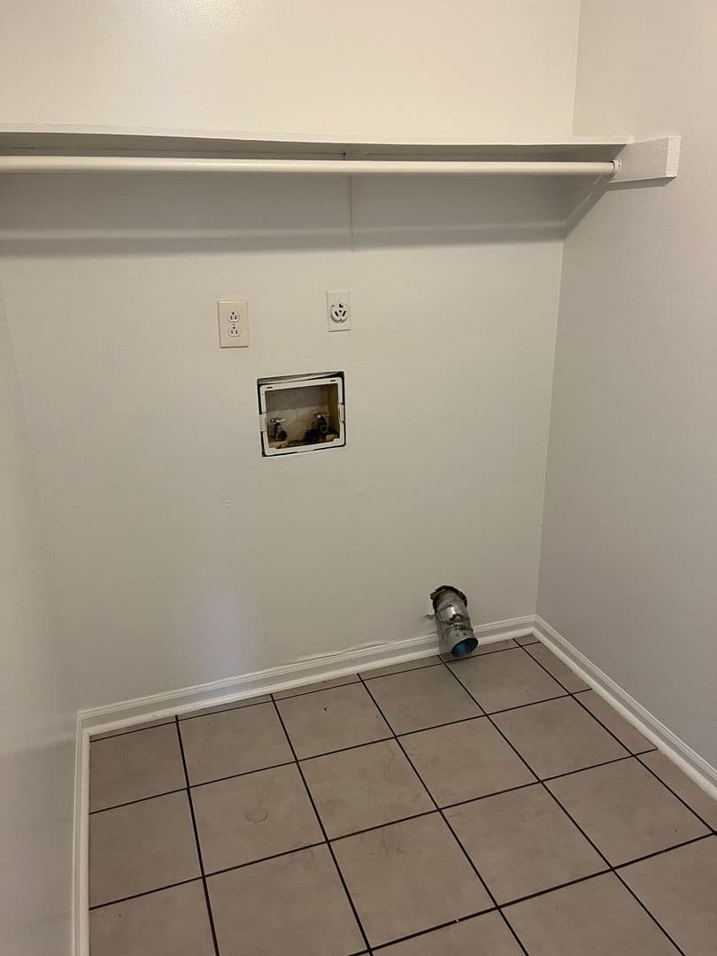 Oakwood Apartment: 4345 Oakwood Road