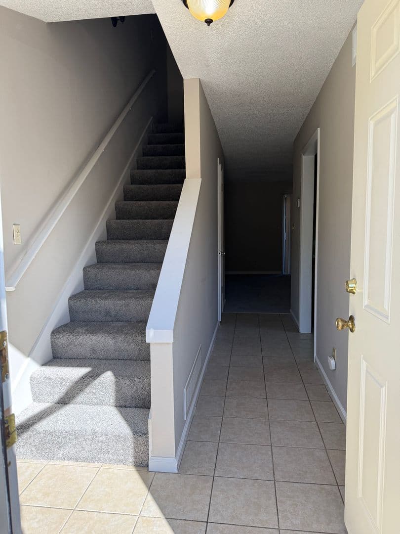 Oakwood Apartment: 4427 Oakwood Road
