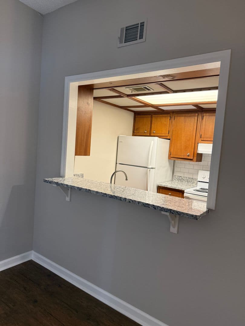 Oakwood Apartment: 4427 Oakwood Road