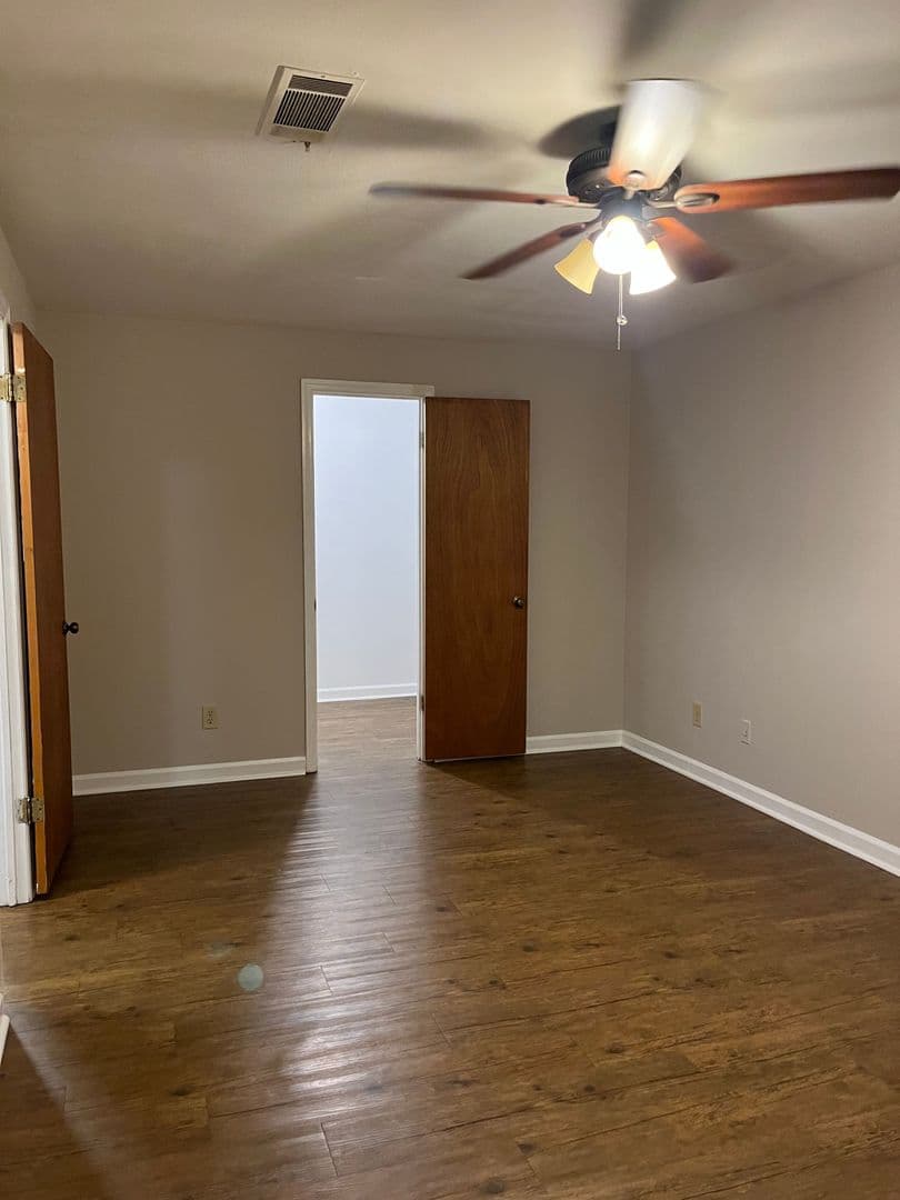 Oakwood Apartment: 4427 Oakwood Road