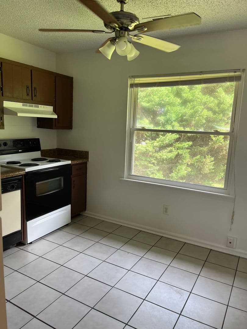 Oakwood Apartment: 4345 Oakwood Road