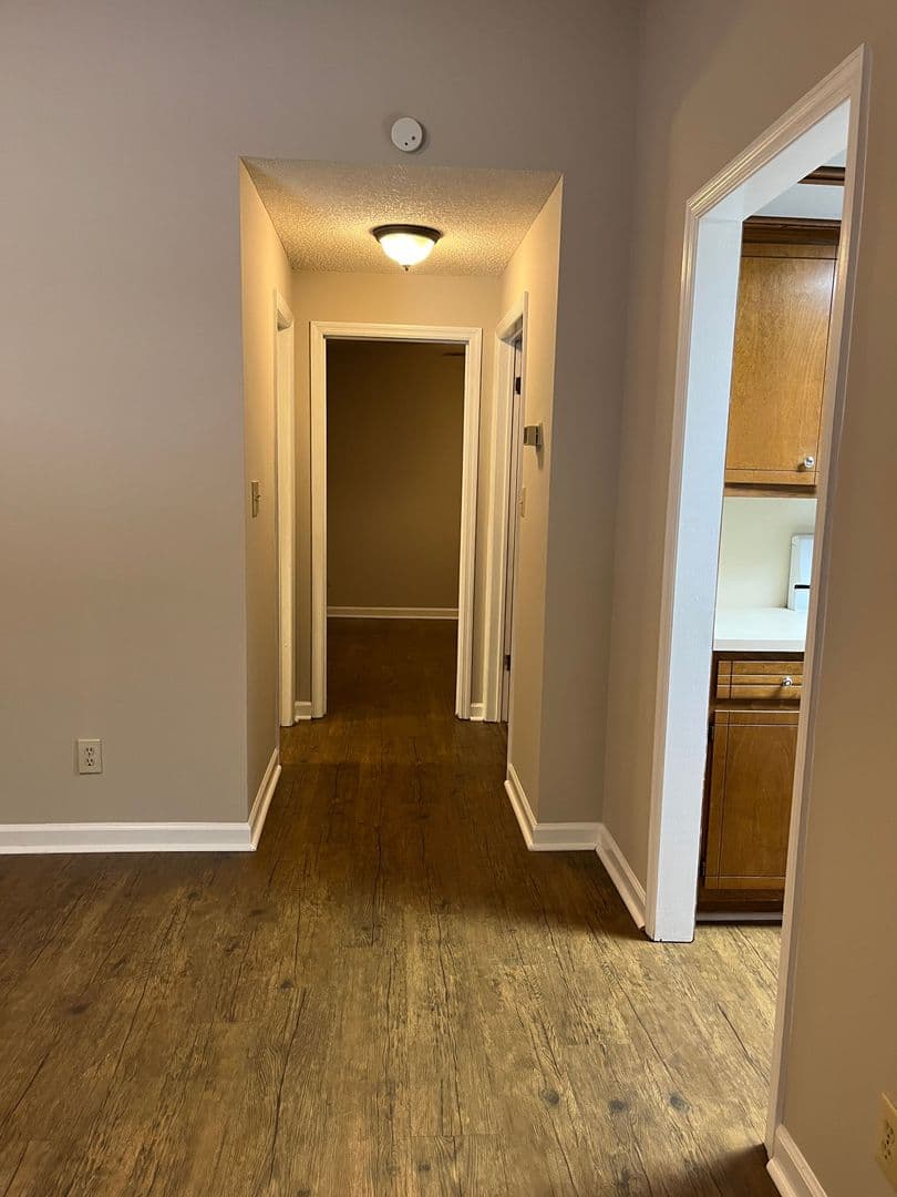 Oakwood Apartment: 4427 Oakwood Road