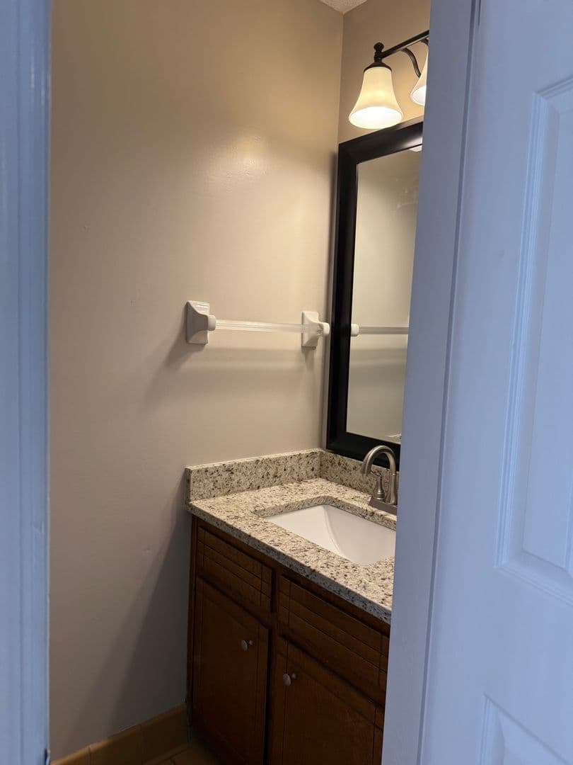 Oakwood Apartment: 4427 Oakwood Road