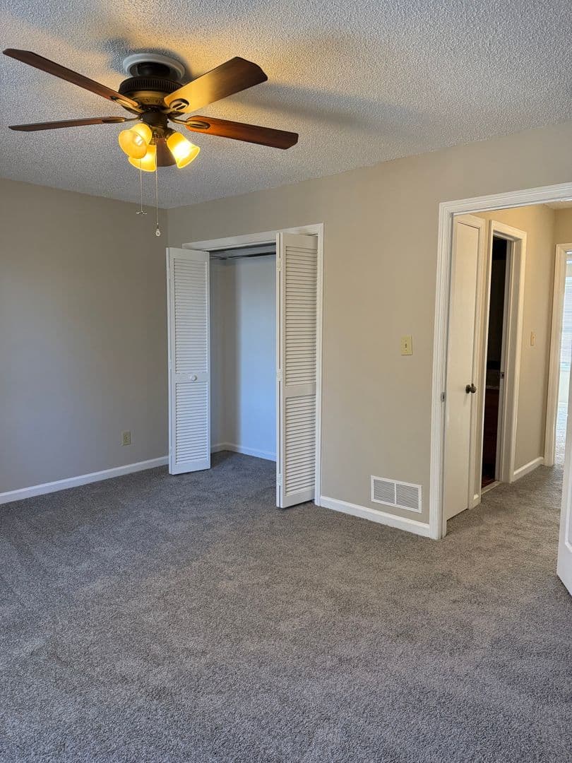 Oakwood Apartment: 4427 Oakwood Road
