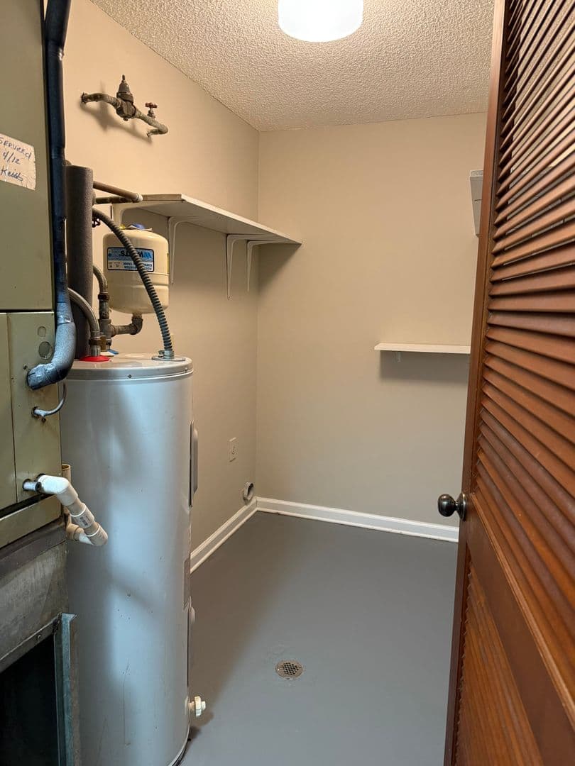 Oakwood Apartment: 4427 Oakwood Road