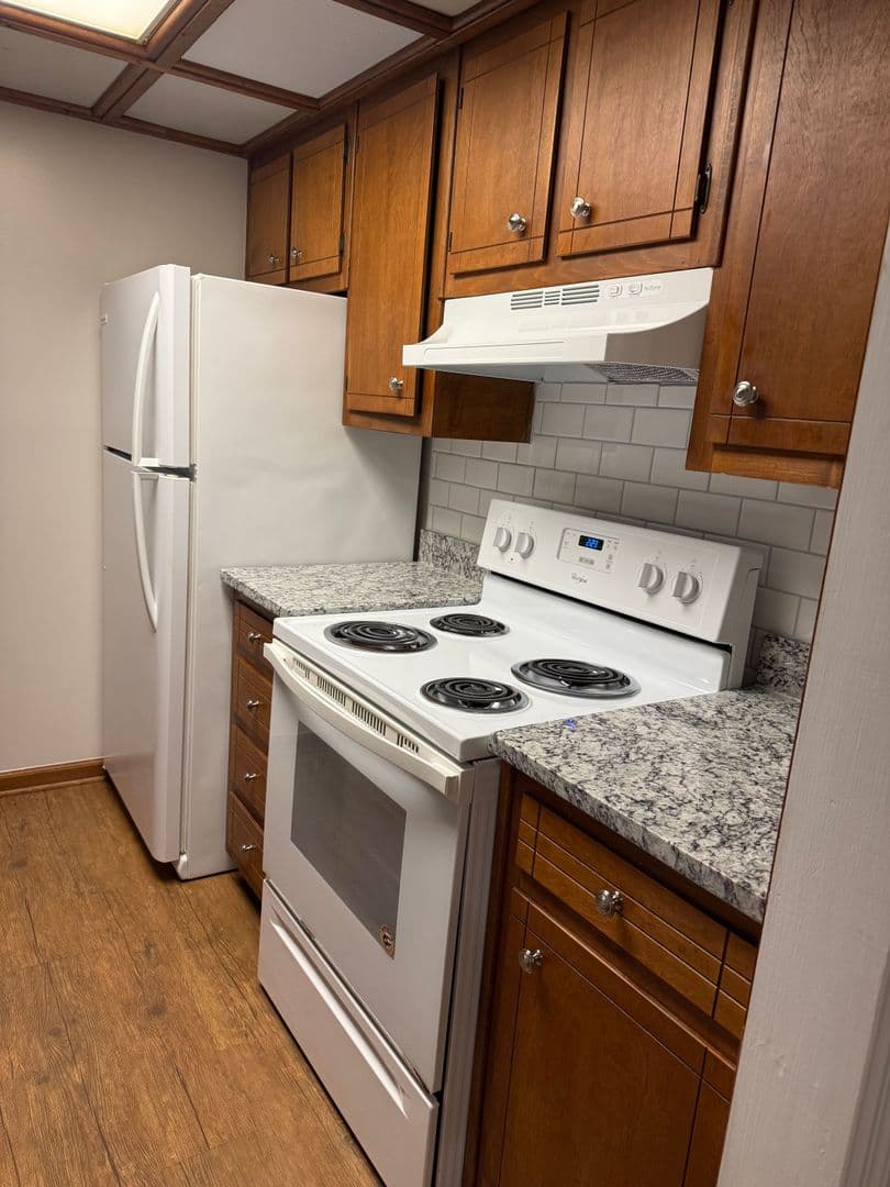 Oakwood Apartment: 4427 Oakwood Road