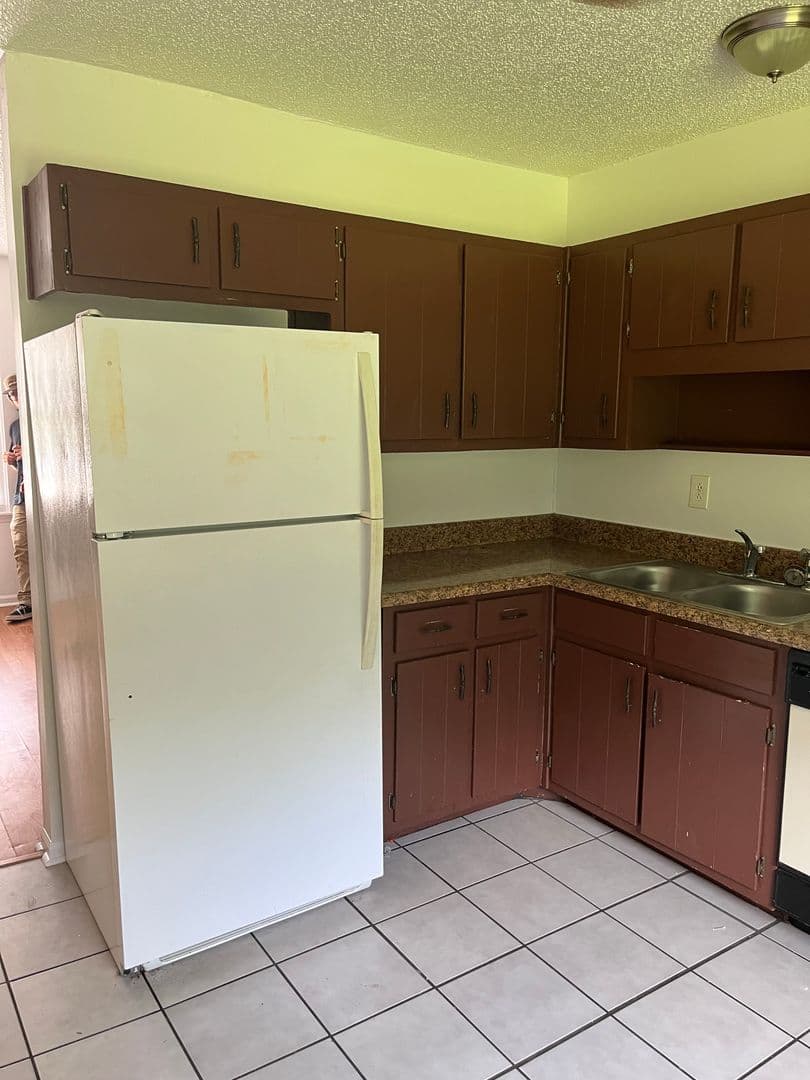 Oakwood Apartment: 4345 Oakwood Road