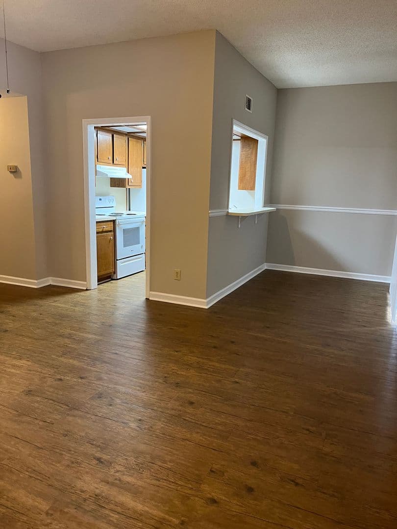 Oakwood Apartment: 4427 Oakwood Road