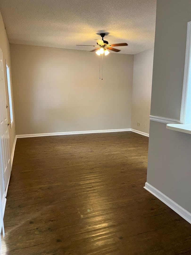 Oakwood Apartment: 4427 Oakwood Road