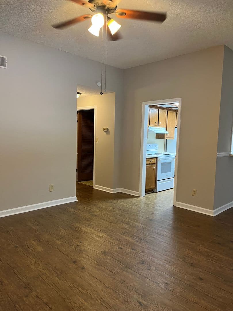 Oakwood Apartment: 4427 Oakwood Road