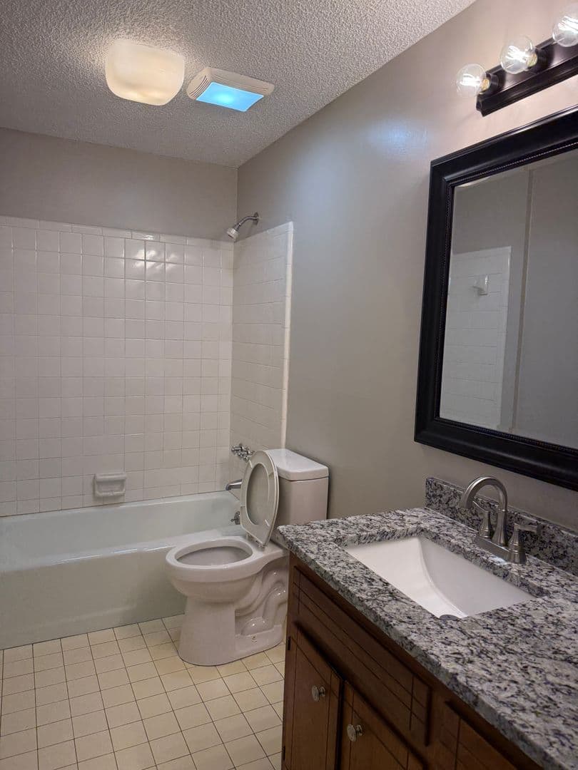 Oakwood Apartment: 4427 Oakwood Road