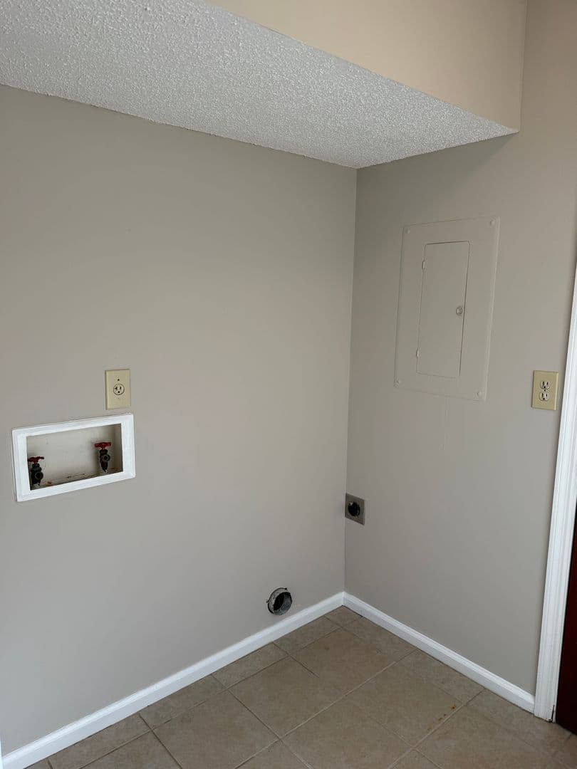Oakwood Apartment: 4427 Oakwood Road