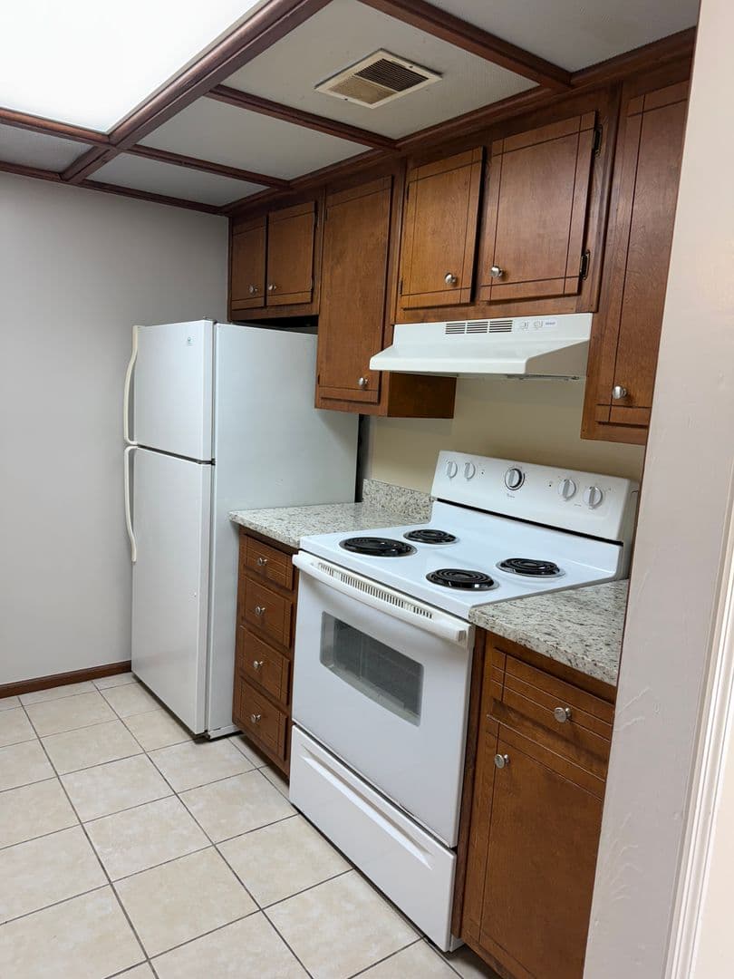 Oakwood Apartment: 4427 Oakwood Road