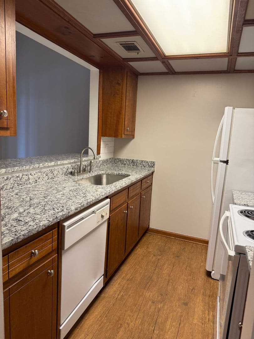 Oakwood Apartment: 4427 Oakwood Road