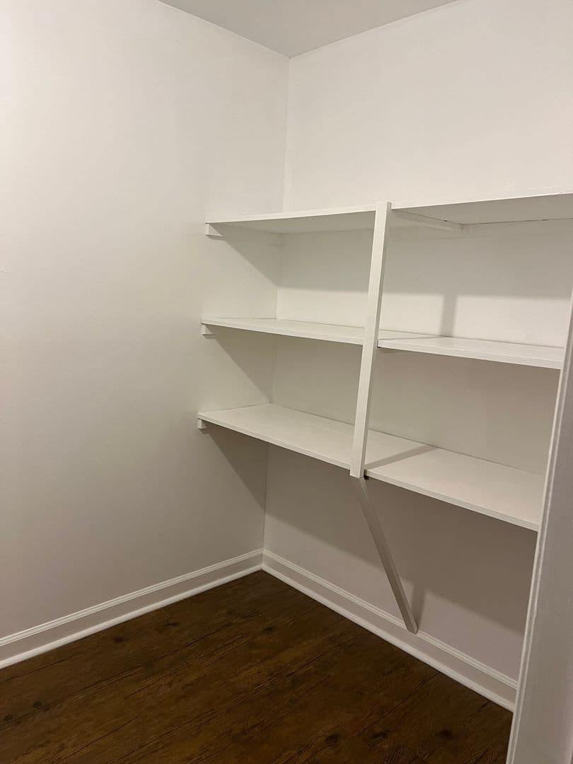 Oakwood Apartment: 4427 Oakwood Road