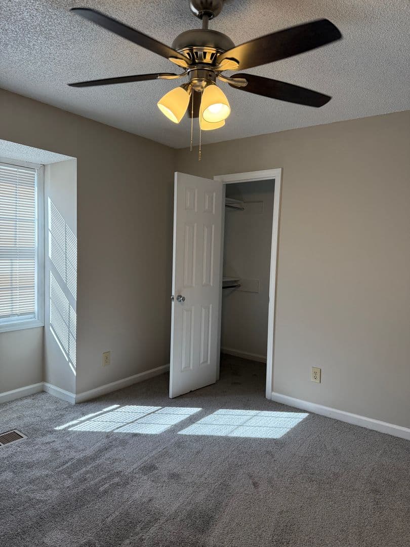 Oakwood Apartment: 4427 Oakwood Road