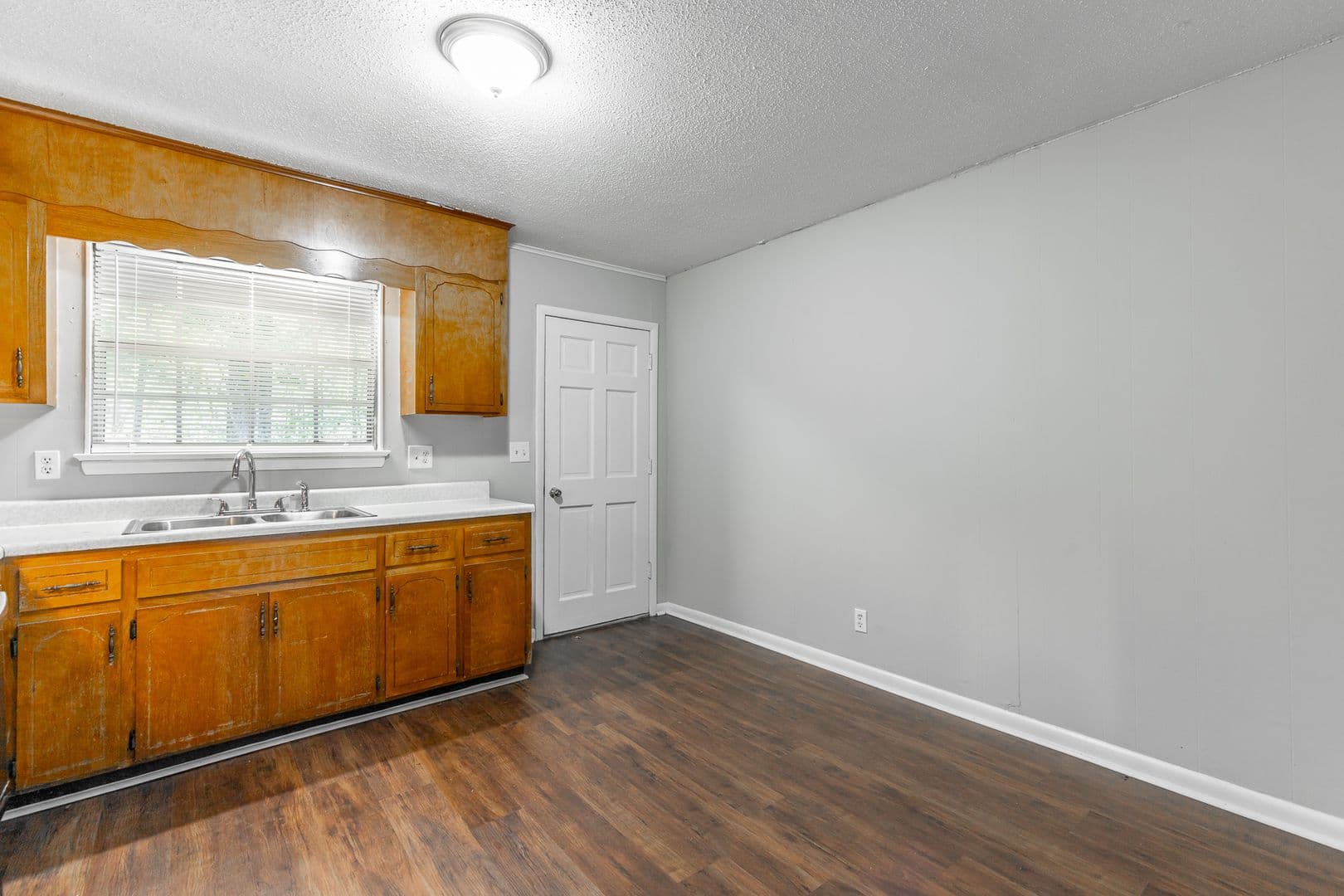 Ringgold Apartment: 76-78 Dolphin Lane