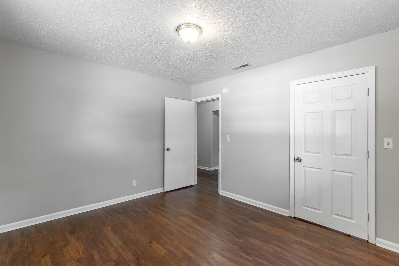 Ringgold Apartment: 76-78 Dolphin Lane