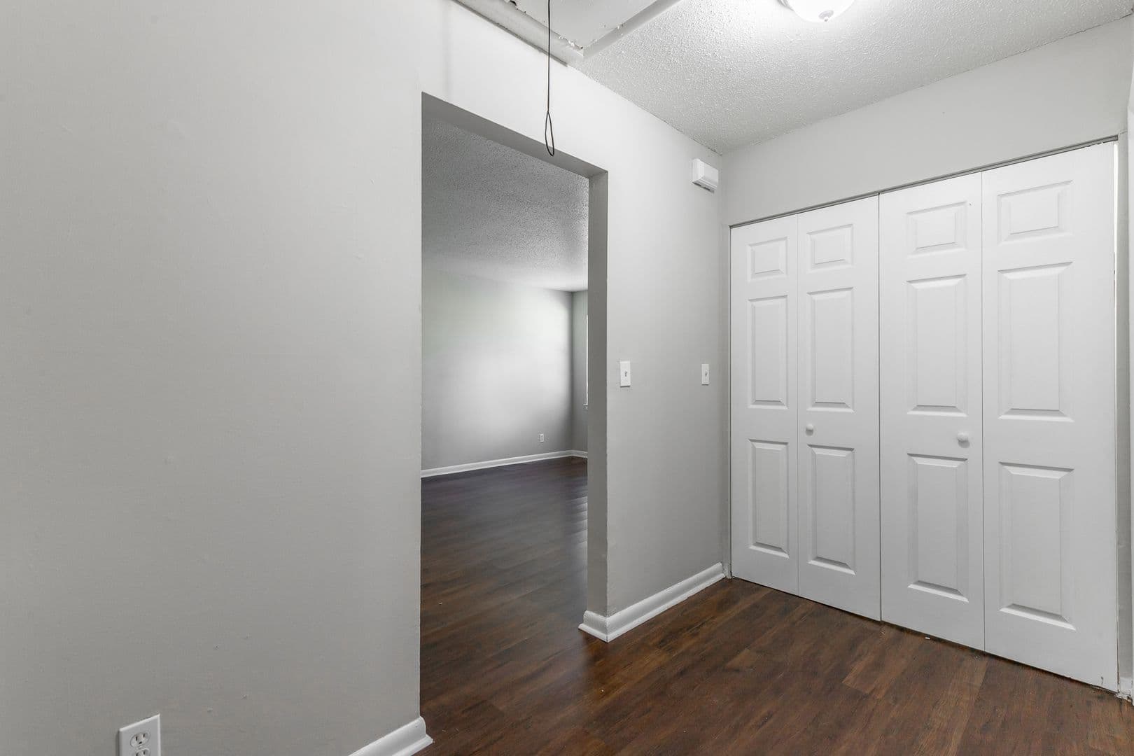 Ringgold Apartment: 75-77 Dolphin Lane