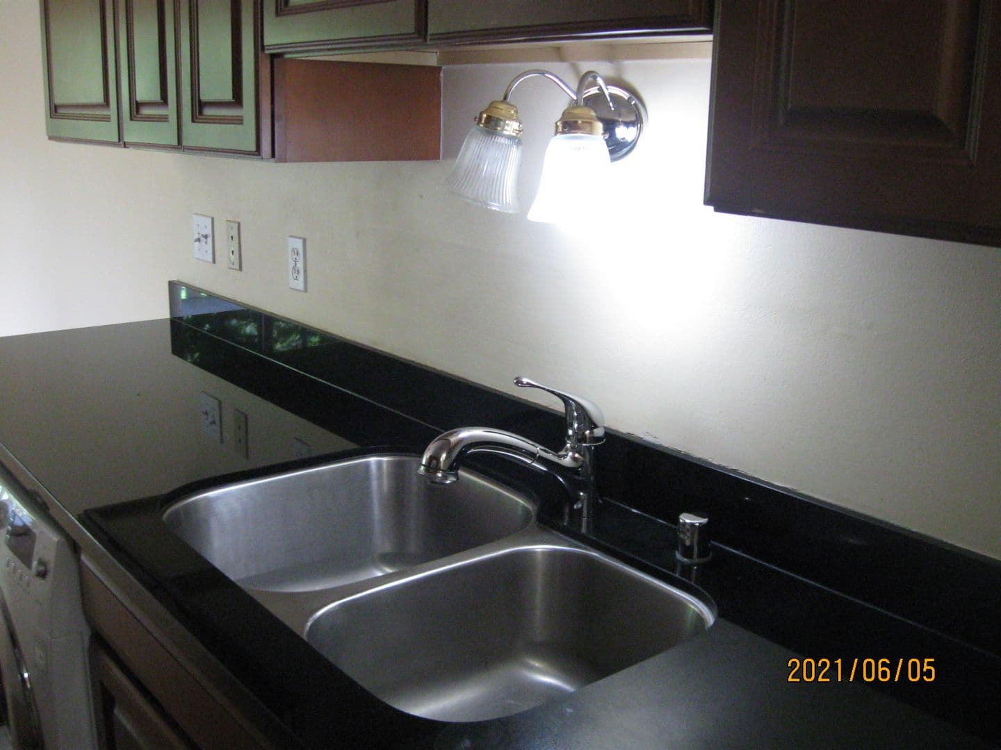 Bellevue Apartment: 417 Bellevue Way SE