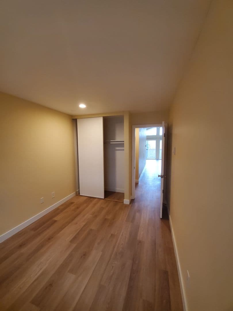 Bellevue Apartment: 417 Bellevue Way SE