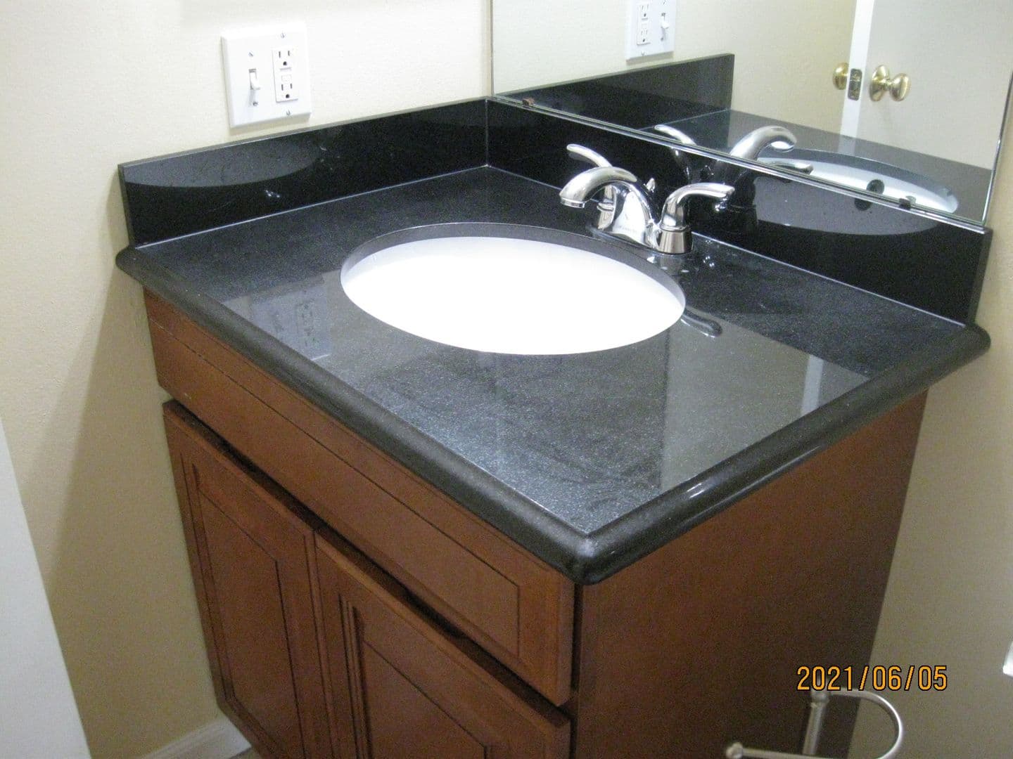 Bellevue Apartment: 417 Bellevue Way SE