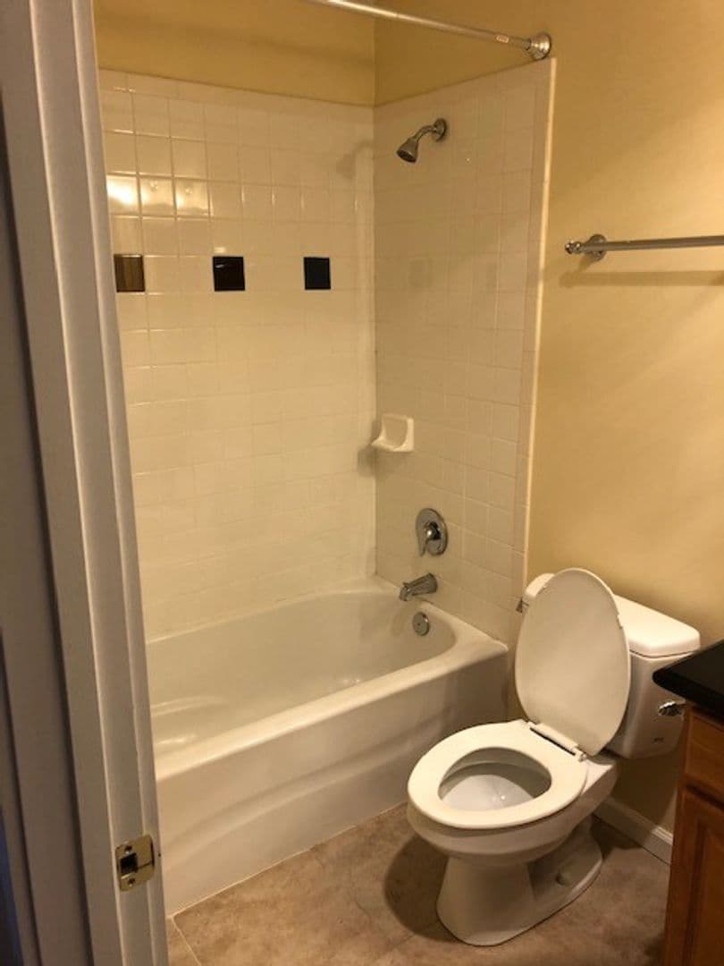 Bellevue Apartment: 417 Bellevue Way SE
