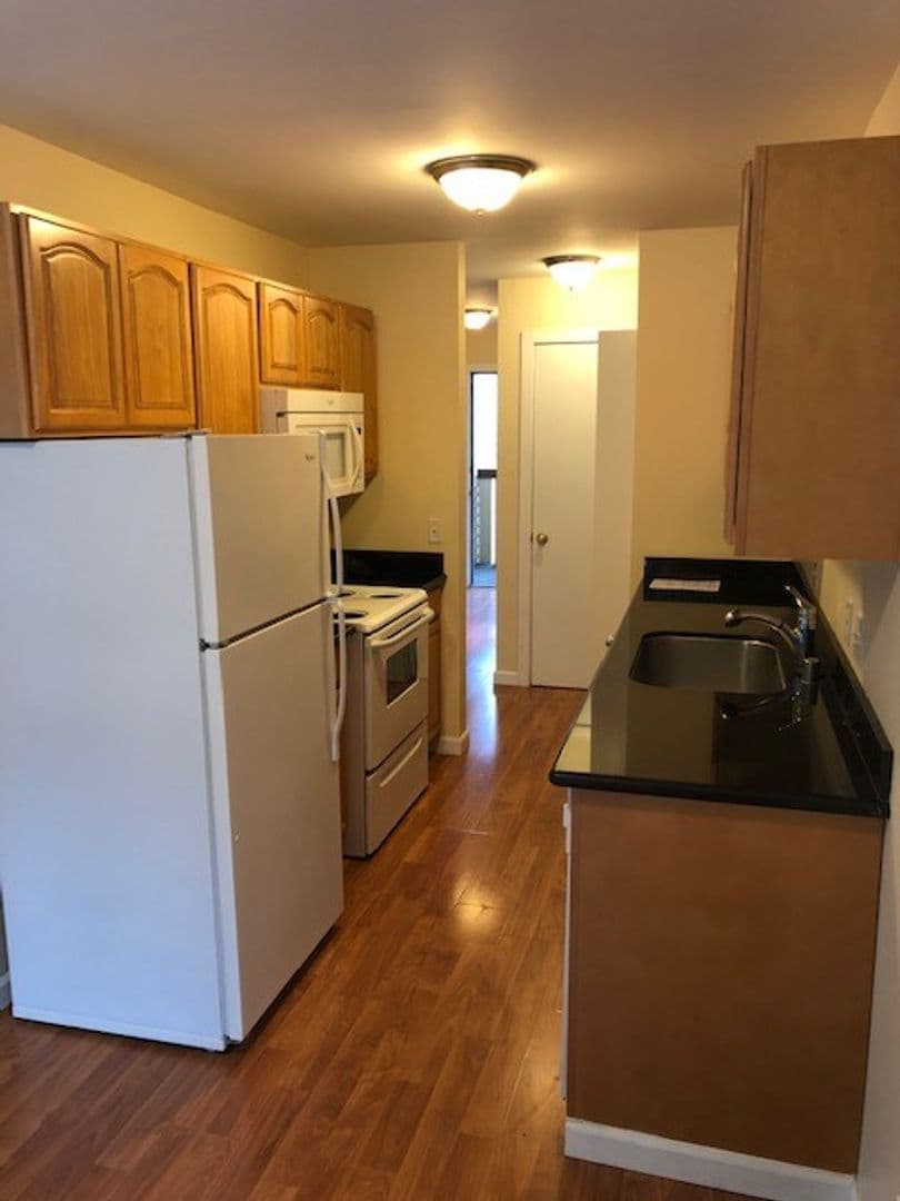 Bellevue Apartment: 417 Bellevue Way SE