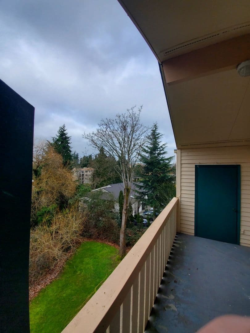Bellevue Apartment: 417 Bellevue Way SE
