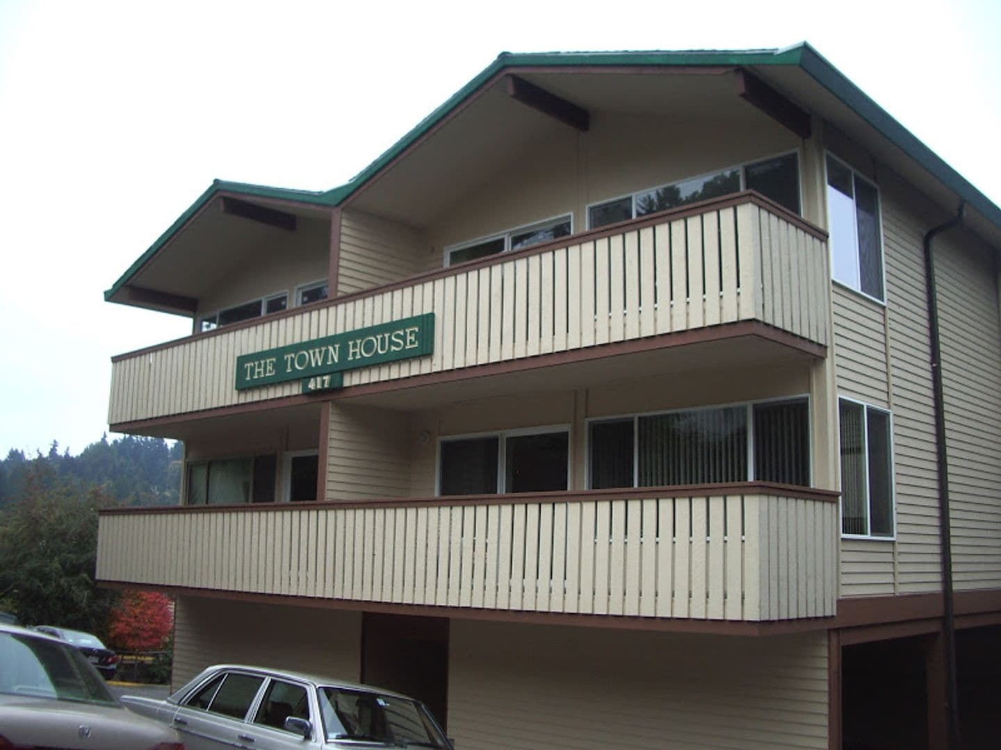 Bellevue Apartment: 417 Bellevue Way SE