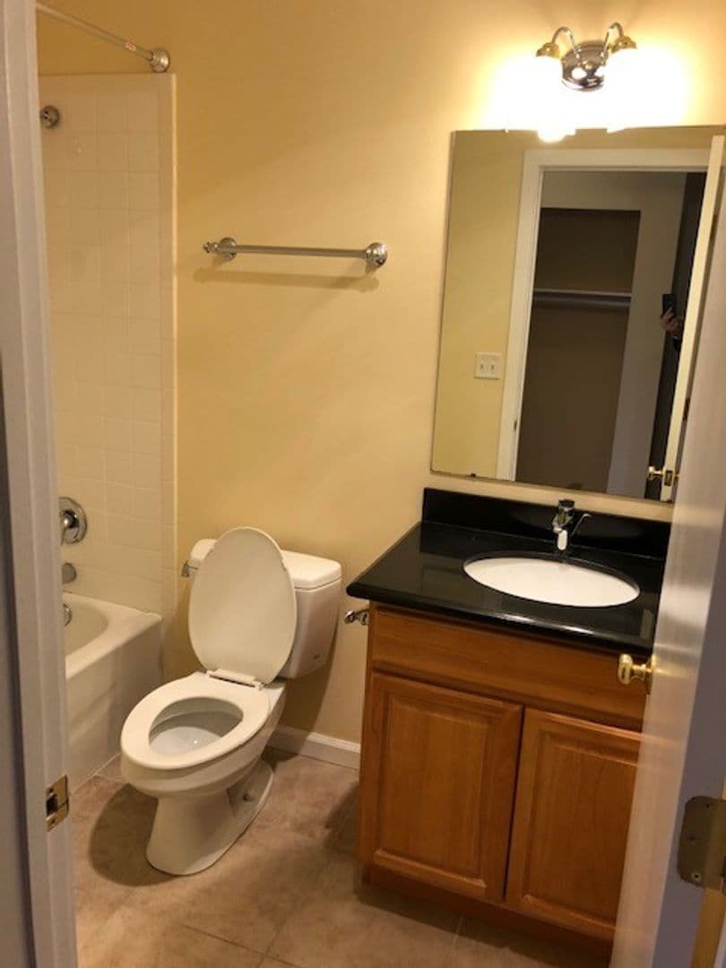 Bellevue Apartment: 417 Bellevue Way SE