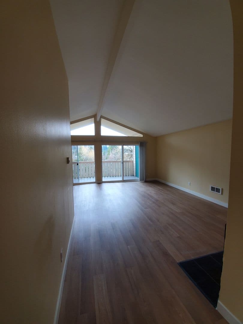 Bellevue Apartment: 417 Bellevue Way SE
