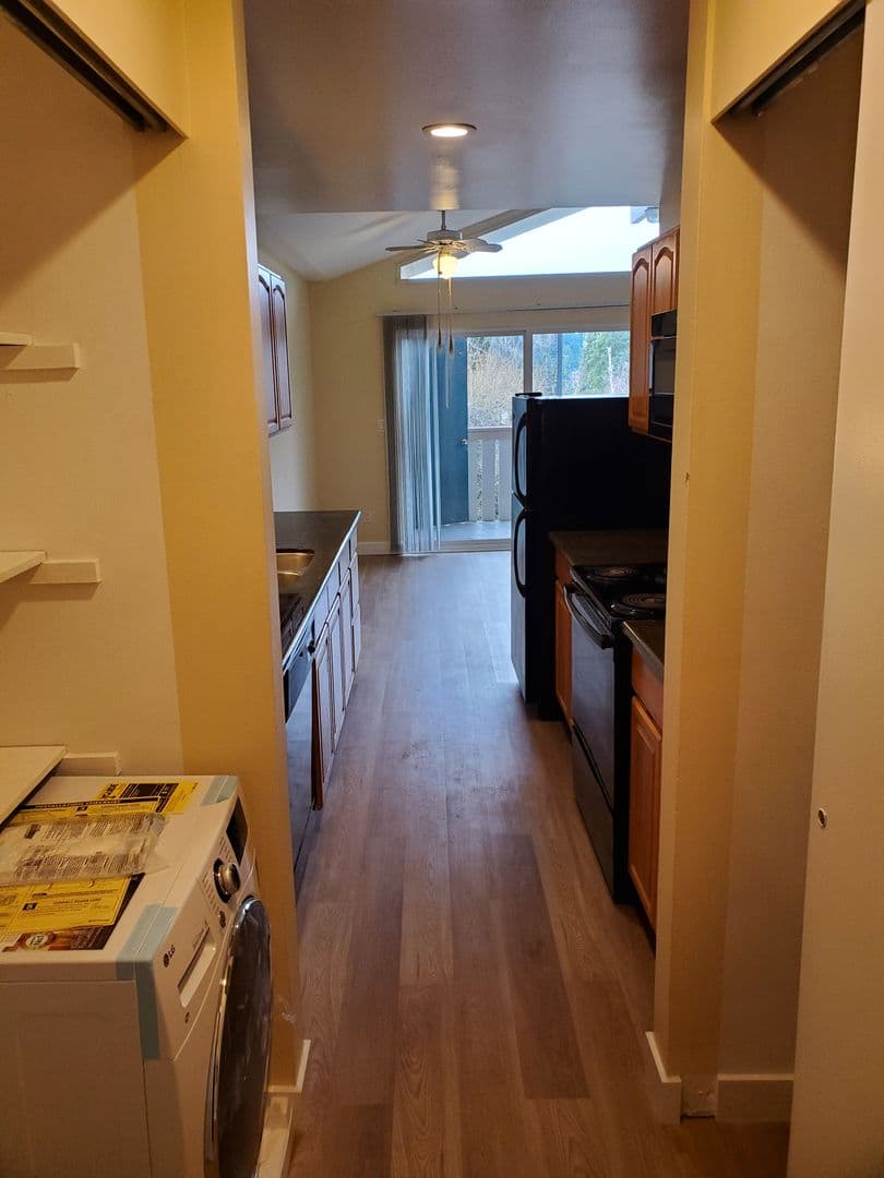 Bellevue Apartment: 417 Bellevue Way SE