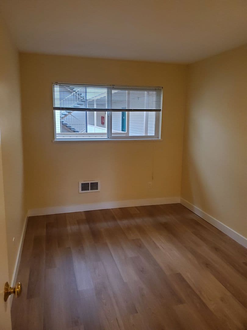 Bellevue Apartment: 417 Bellevue Way SE