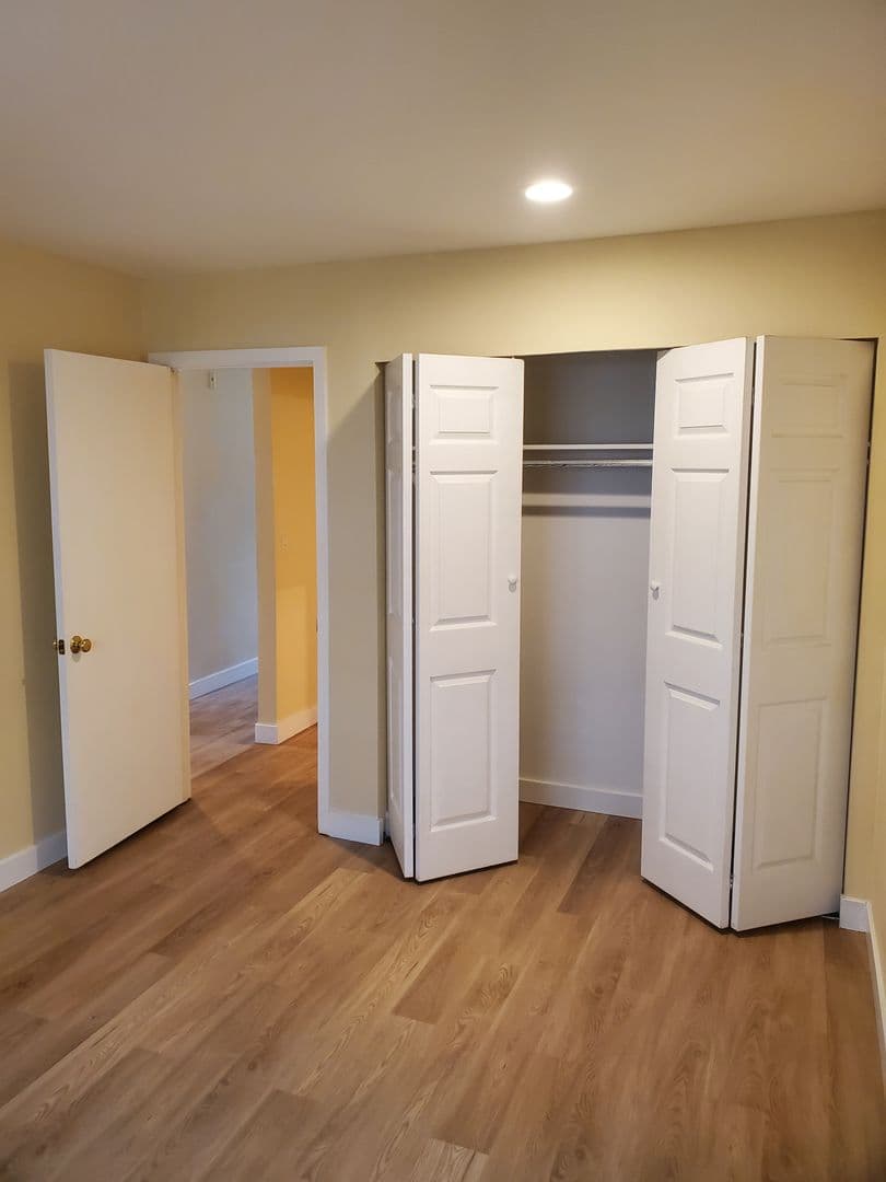 Bellevue Apartment: 417 Bellevue Way SE