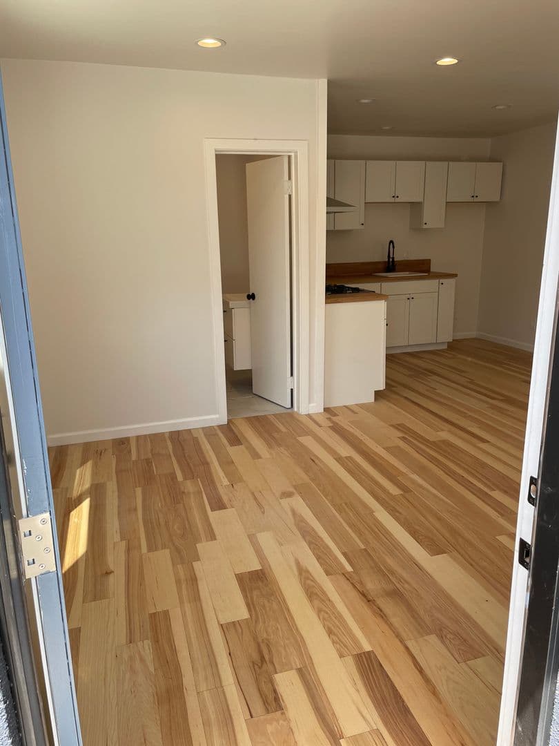 Los Angeles Apartment: 2216 Griffin Avenue
