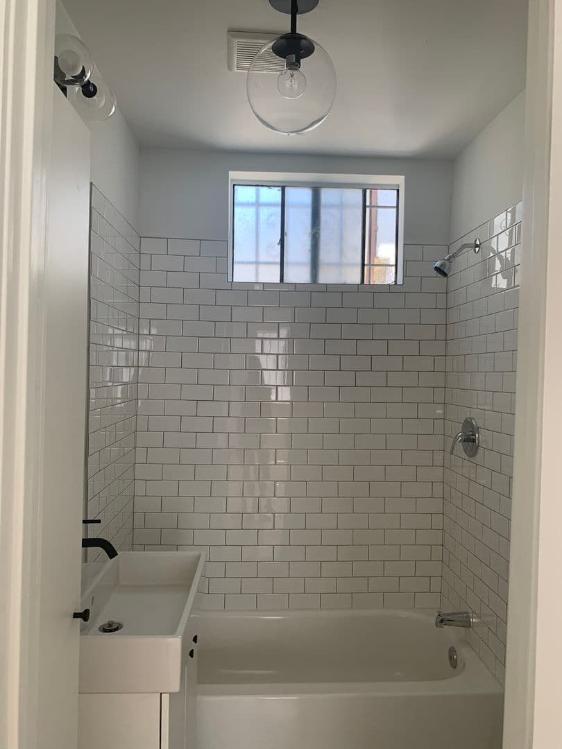Los Angeles Apartment: 2216 Griffin Avenue