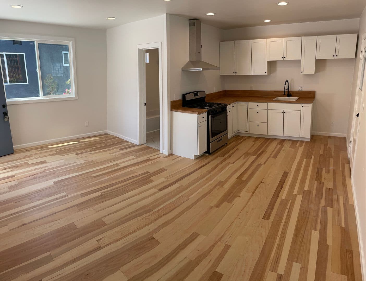 Los Angeles Apartment: 2216 Griffin Avenue